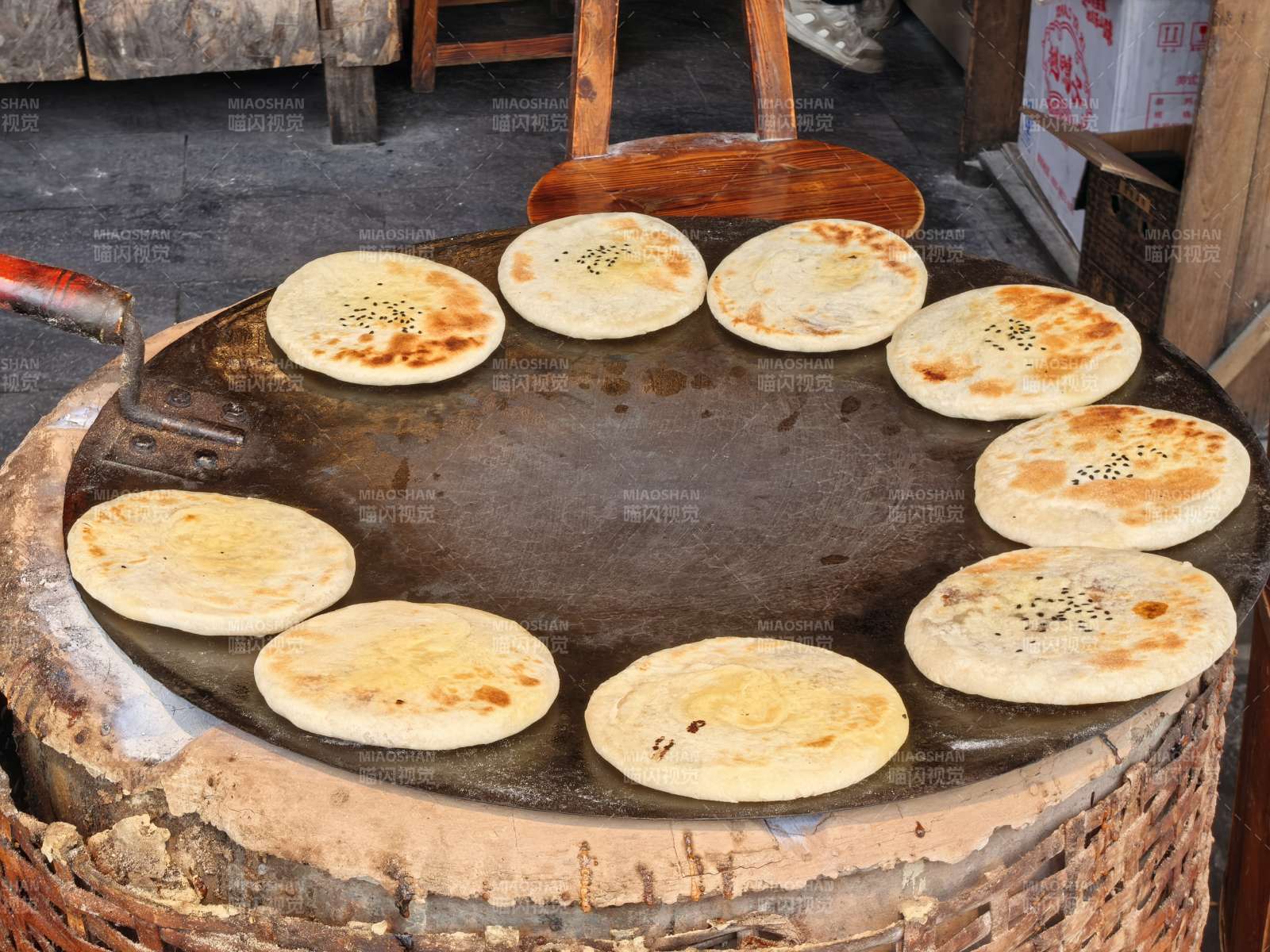 烤饼炉上金黄诱人图片