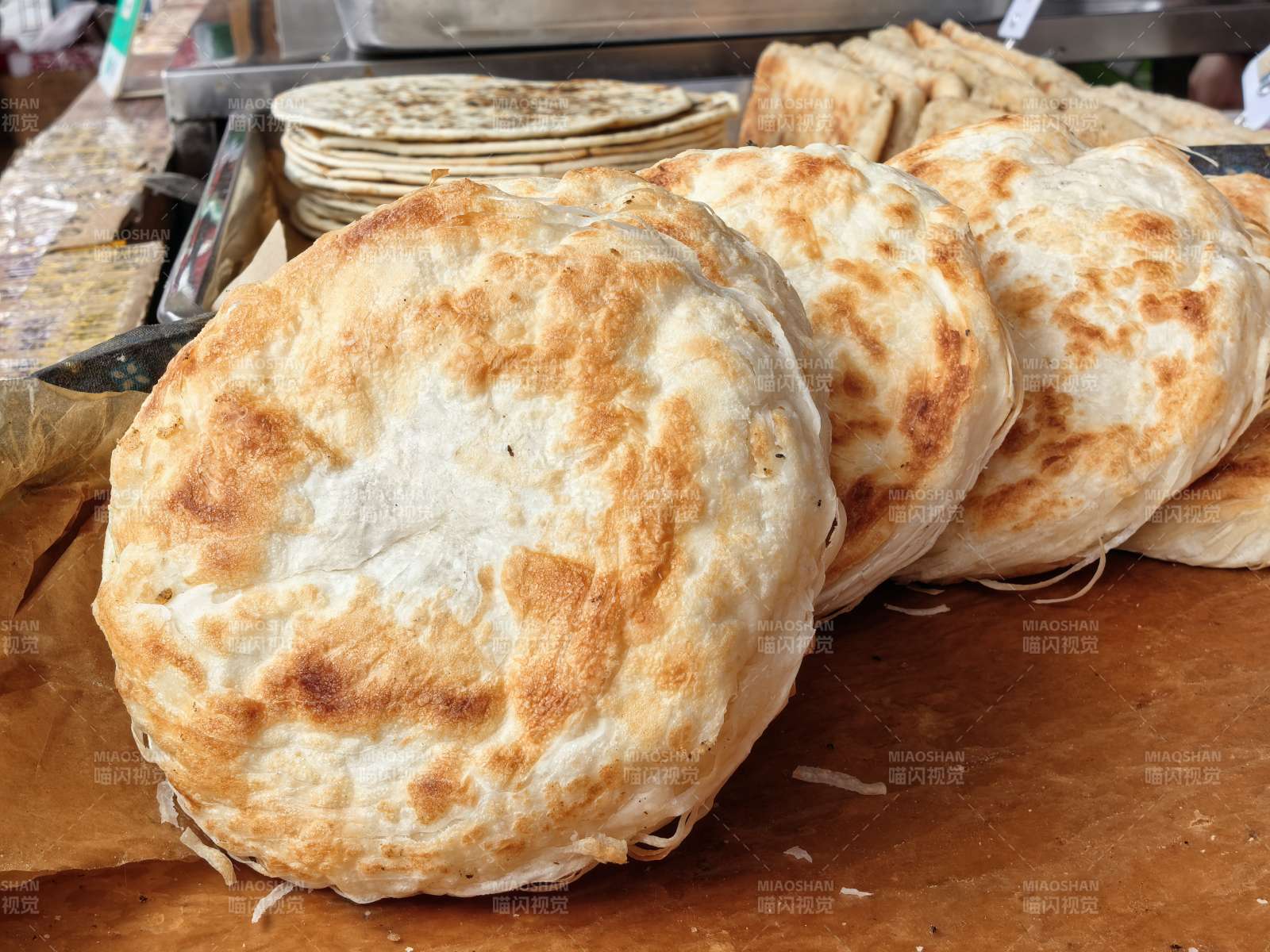 金黄酥脆的烤饼图片