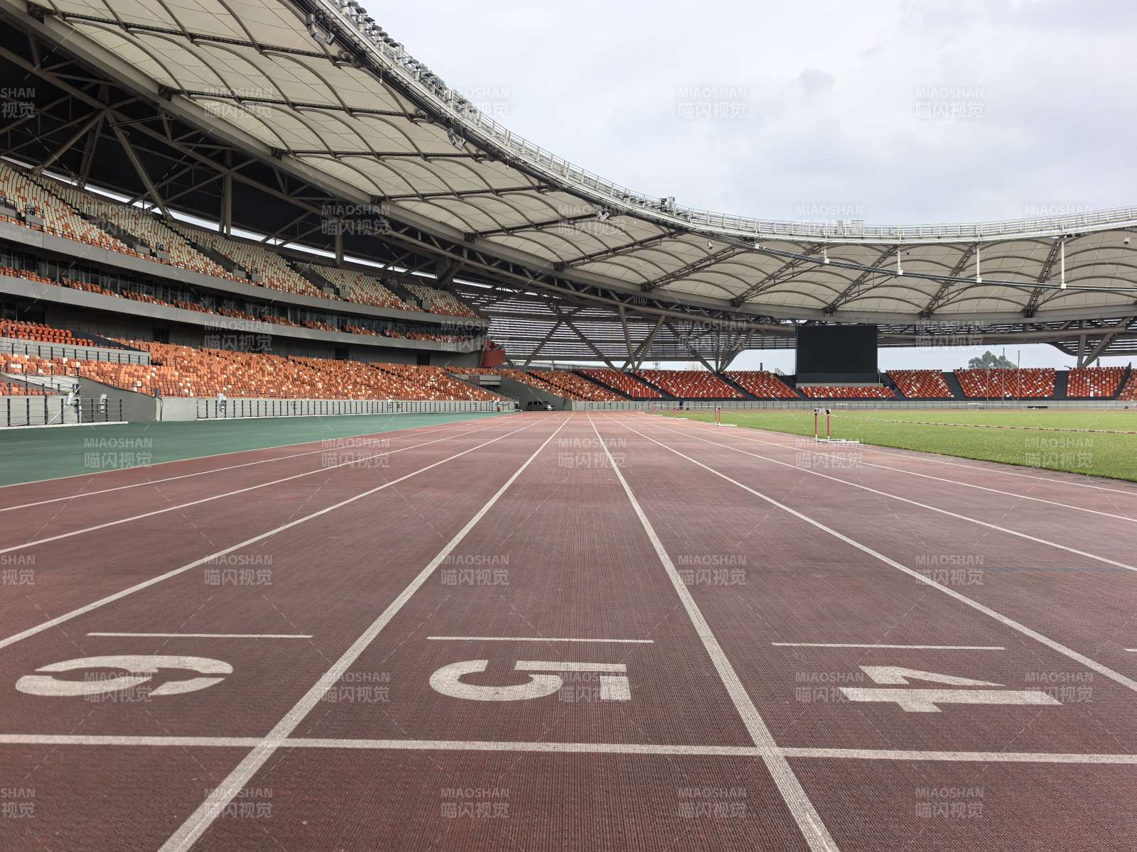 空旷的体育场跑道图片