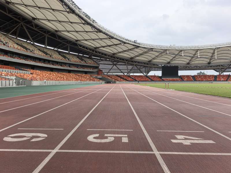 空旷的体育场跑道图片