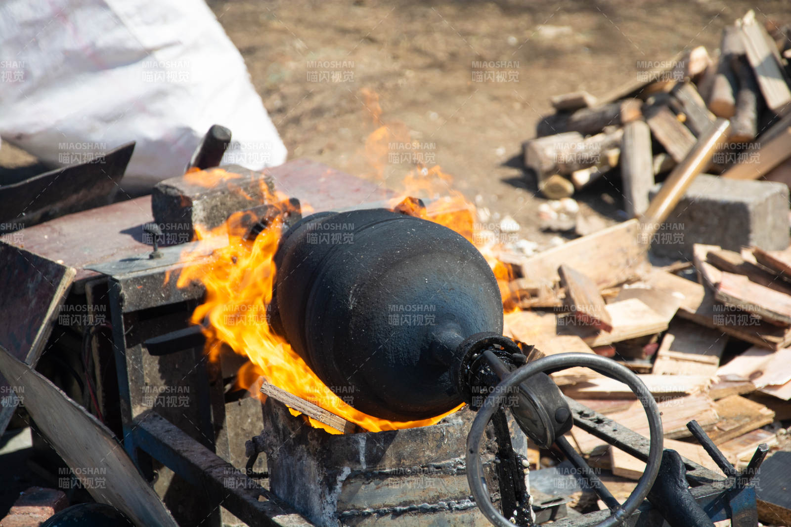 火中锻造铁器图片