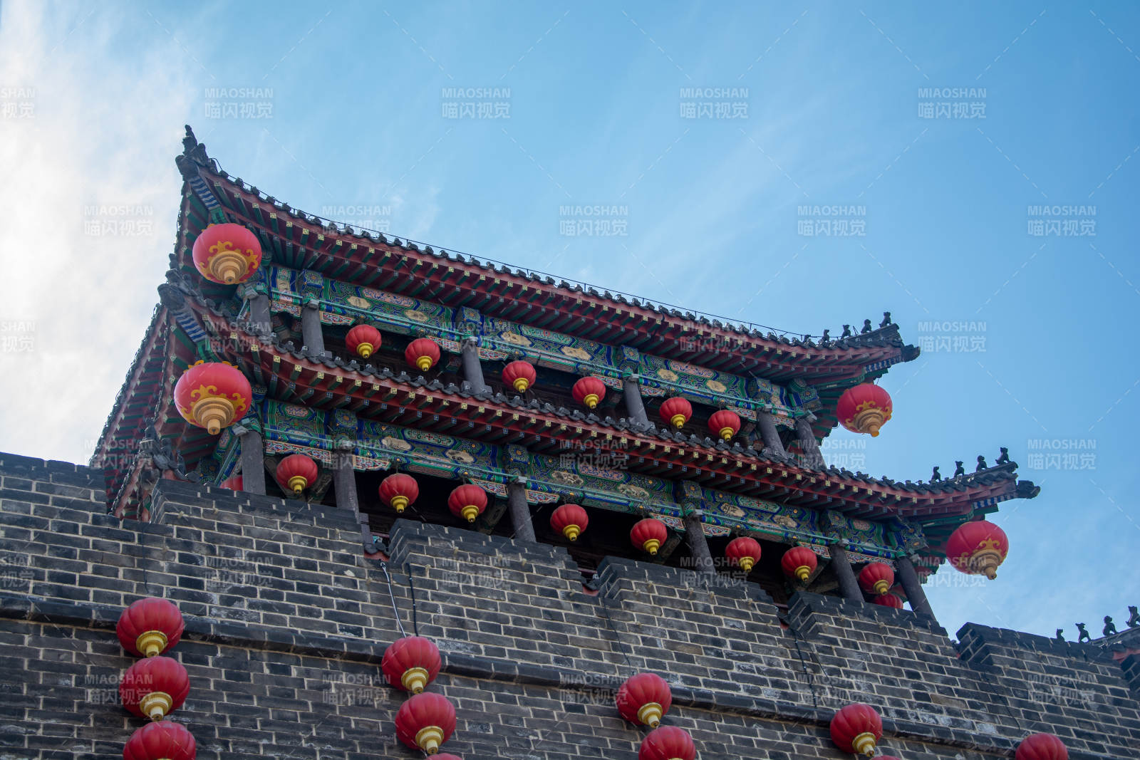 古塔红灯映蓝天图片