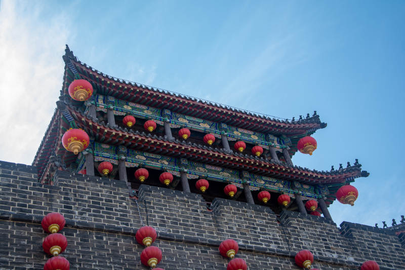 古塔红灯映蓝天图片