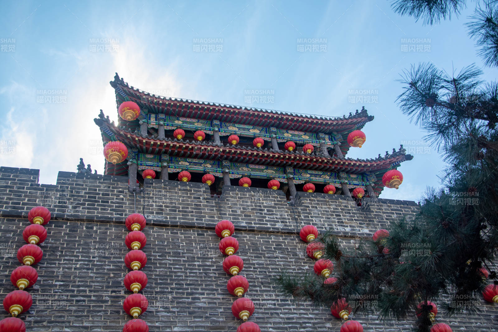 古墙红灯映蓝天图片