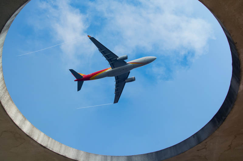 飞机穿云而过图片