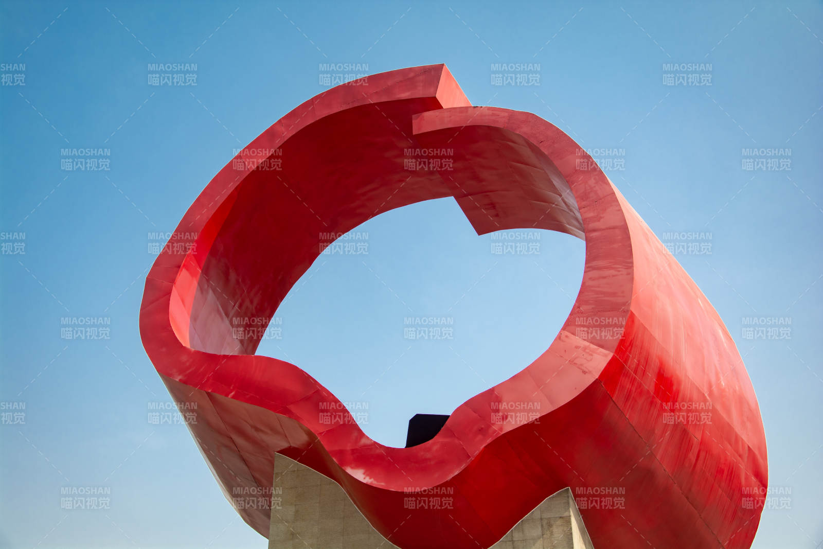 红色螺旋雕塑图片