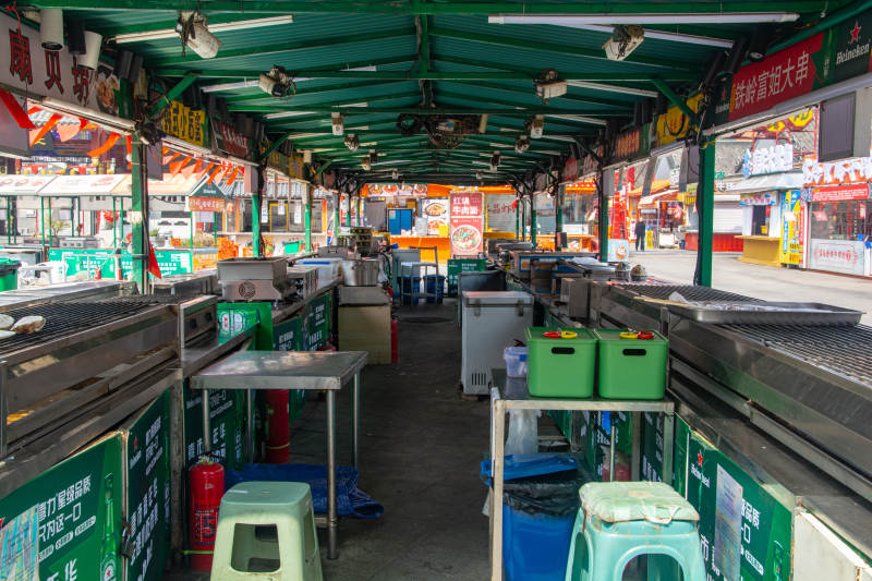 市场摊位空无一人图片