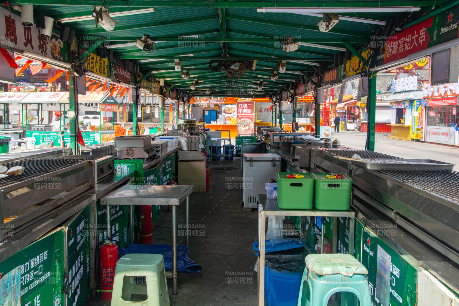 市场摊位空无一人图片