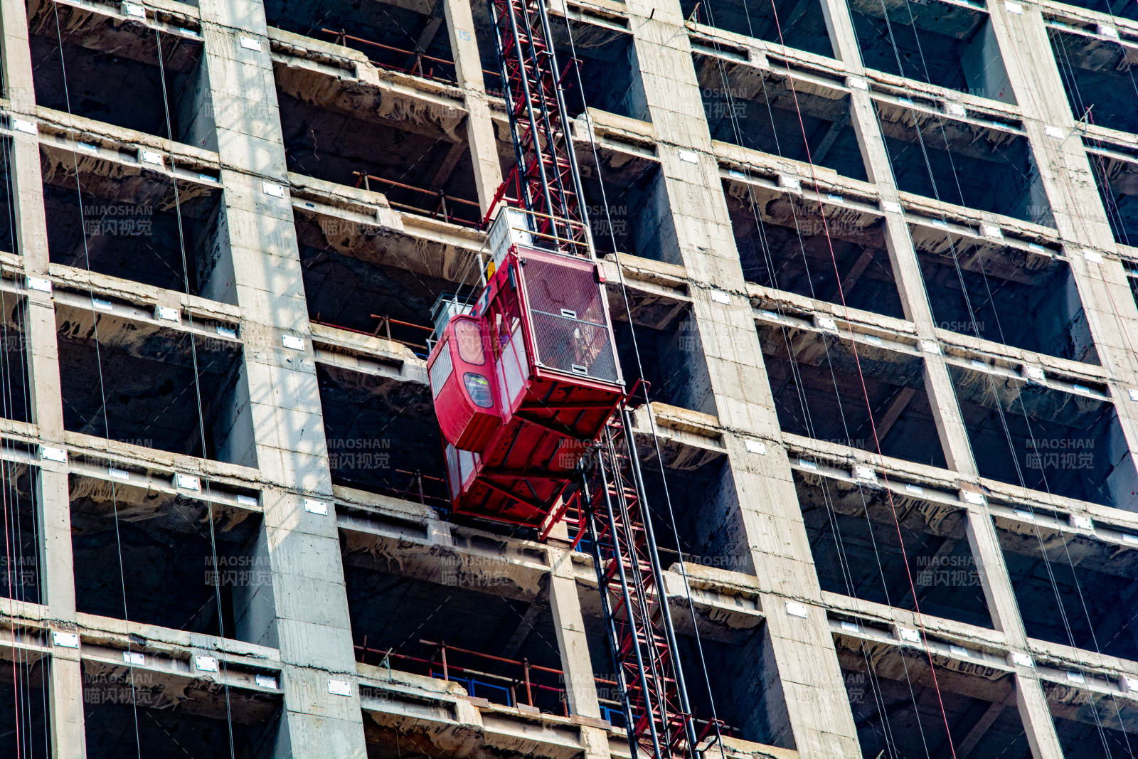 建筑工地升降机图片