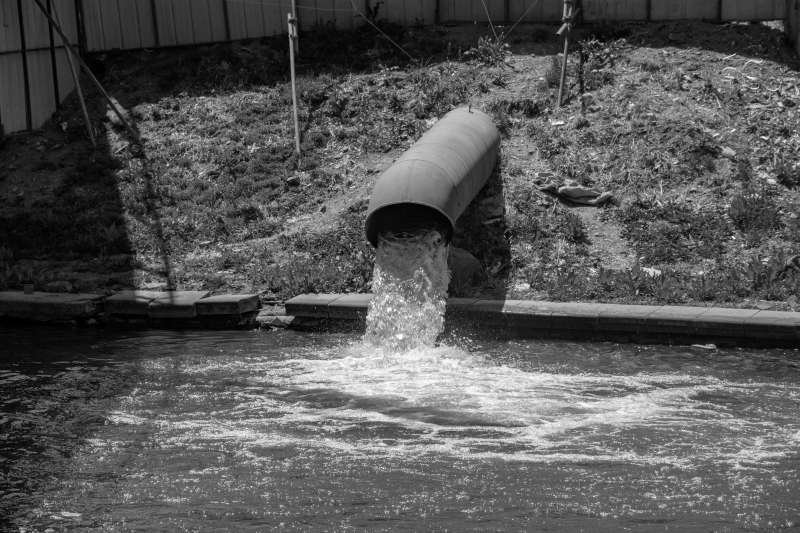 排水管流水入池图片