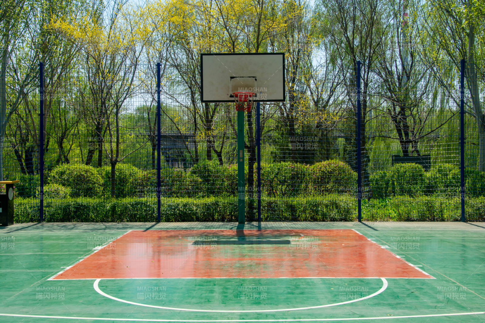 户外篮球场图片