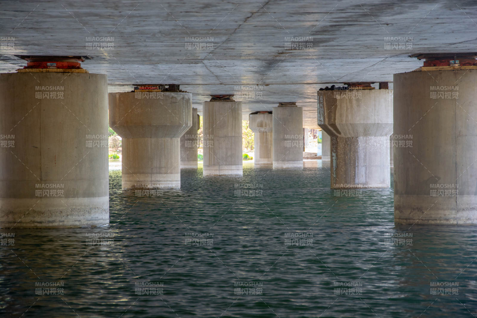 桥下水影图片