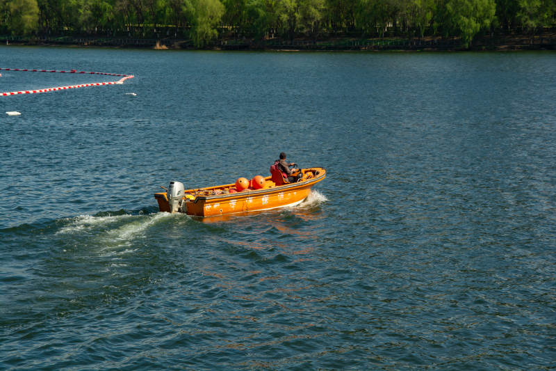 湖上划船图片