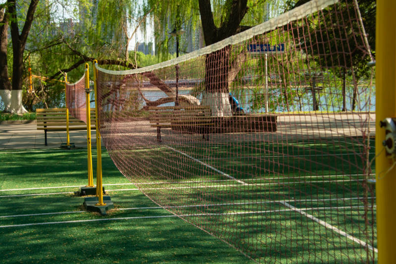 公园羽毛球场地图片