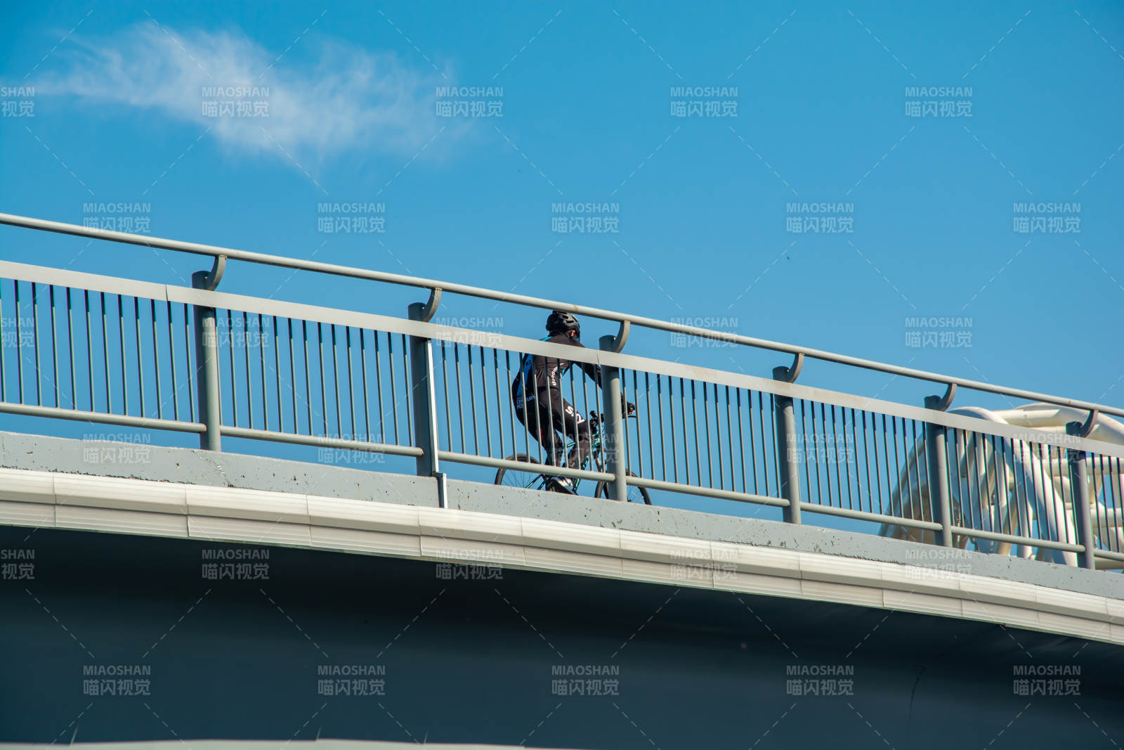 桥上骑行剪影图片