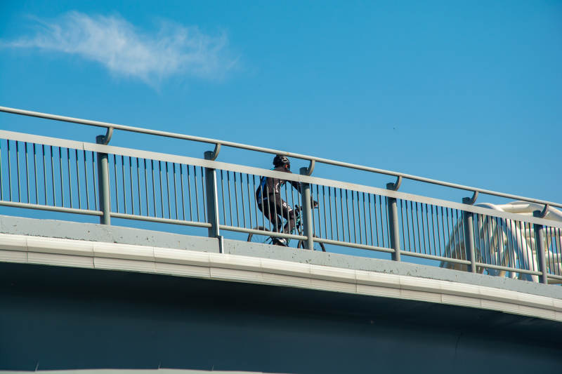 桥上骑行剪影图片