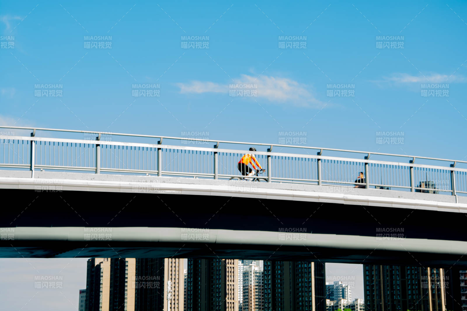 桥上行人 城市倒影图片