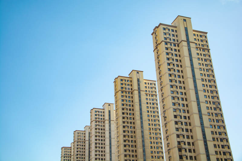 高楼林立 蓝天映衬图片