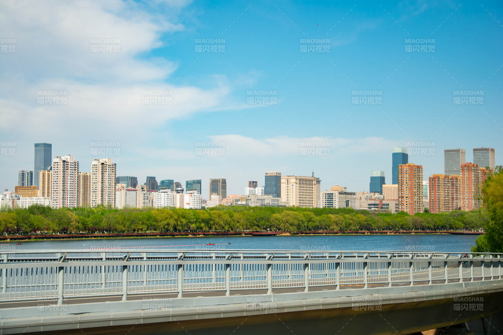 城市河畔风光图片
