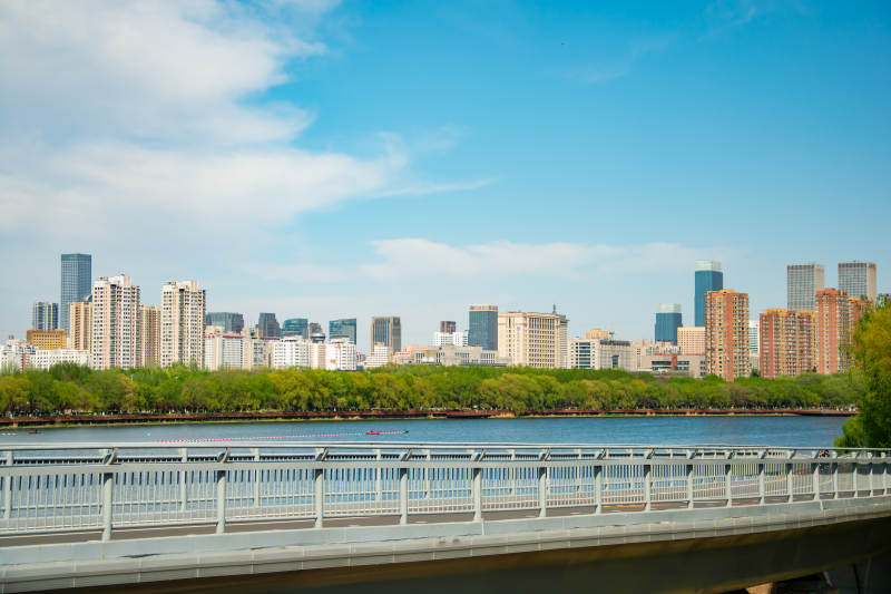 城市河畔风光图片