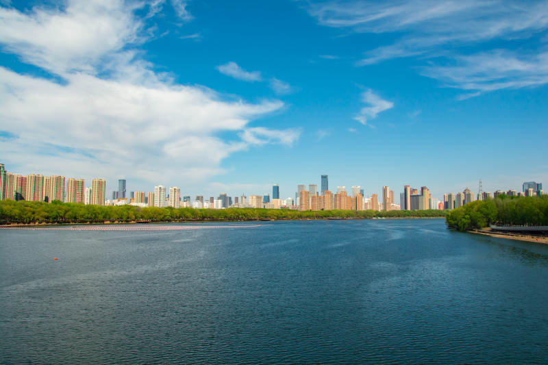 城市湖景天际线图片