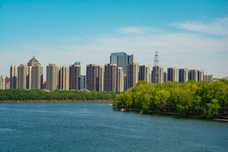 湖畔高楼林立图片