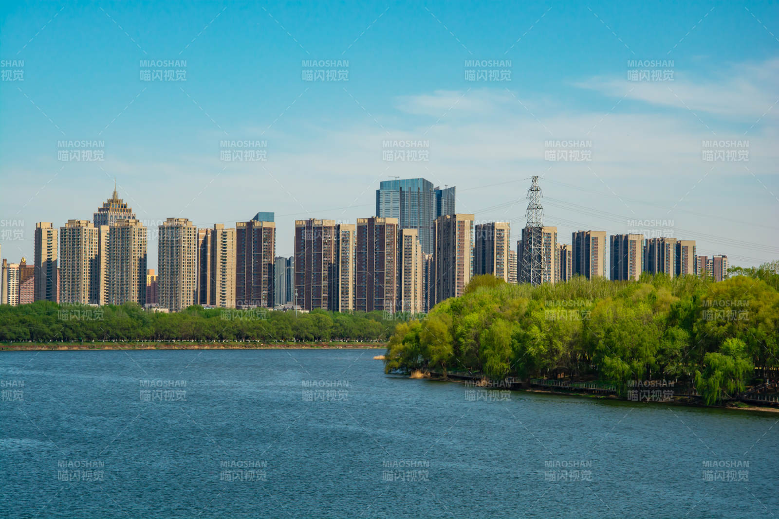 湖畔高楼林立图片