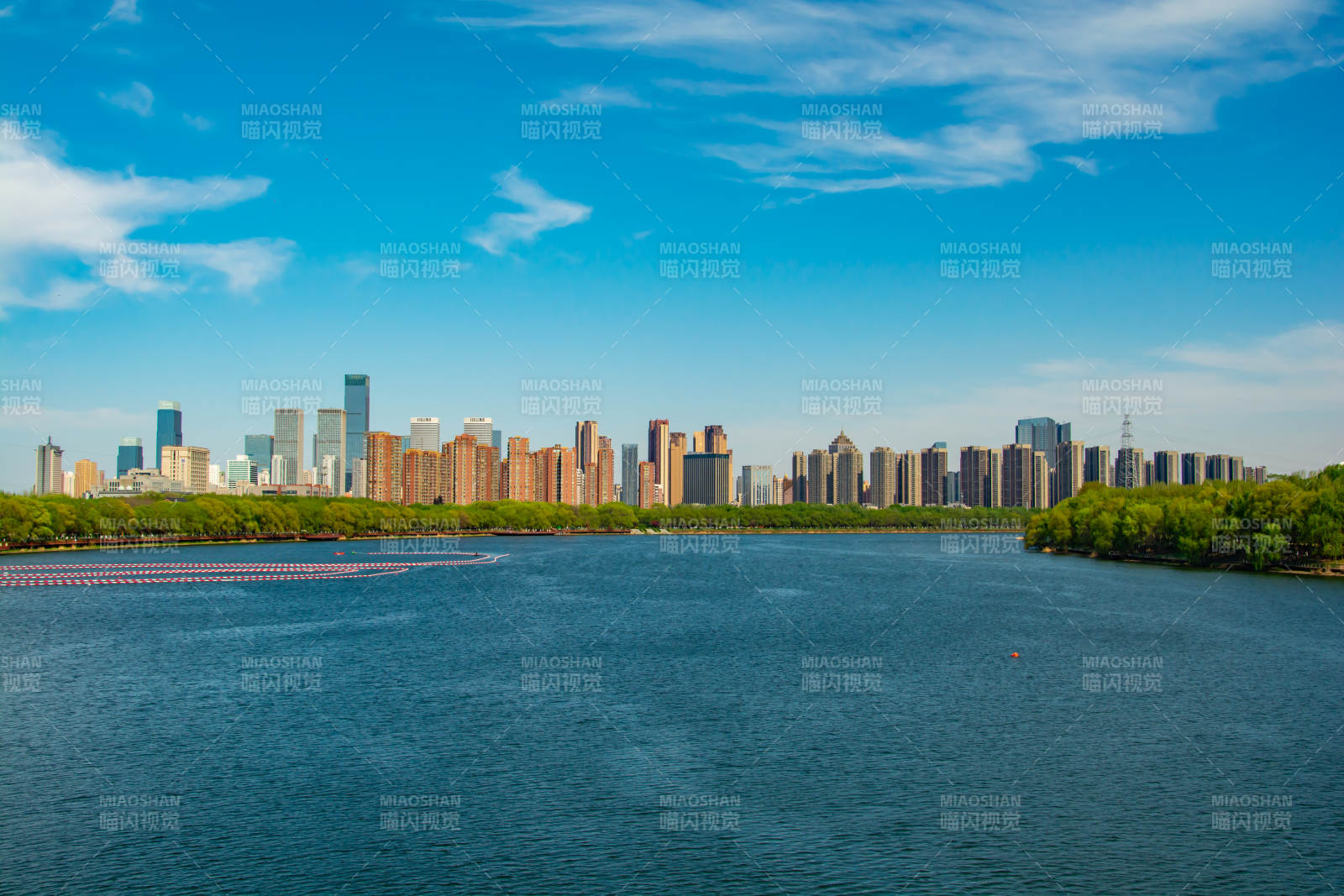 城市天际线与湖景图片