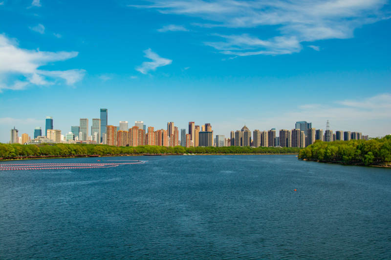 城市天际线与湖景图片