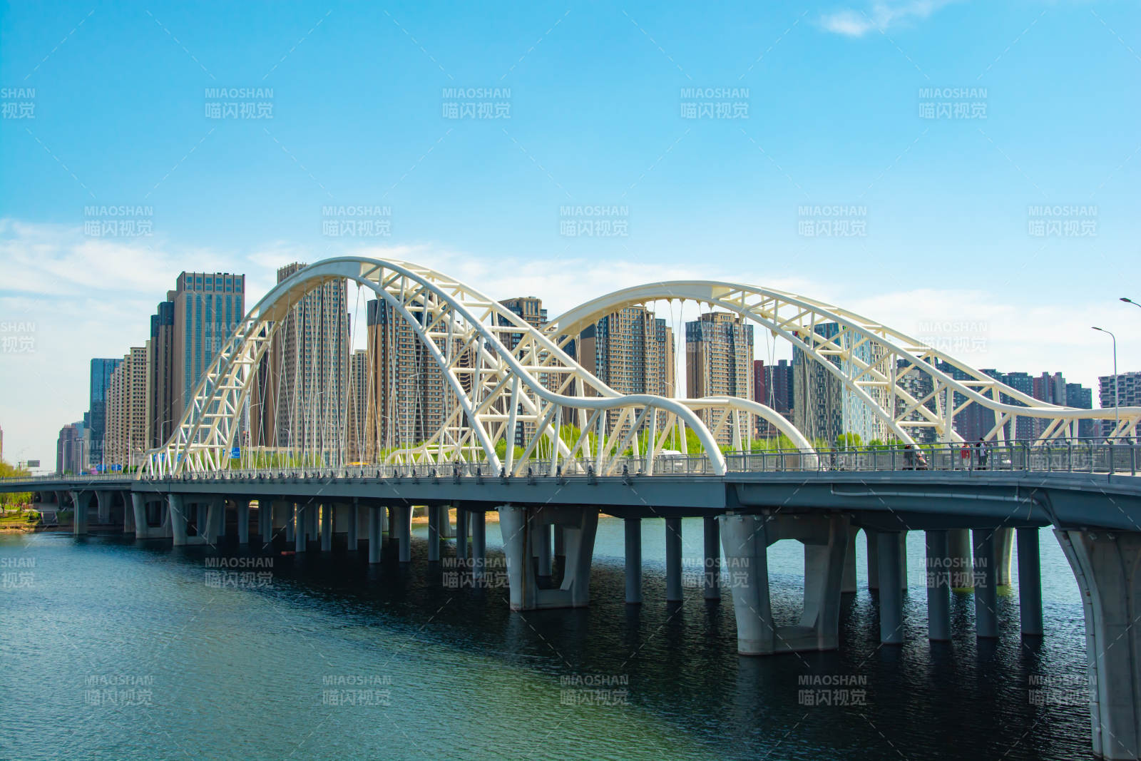 现代拱桥城市风光图片