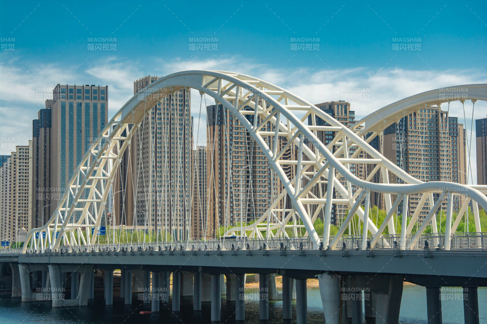 现代城市拱桥风光图片