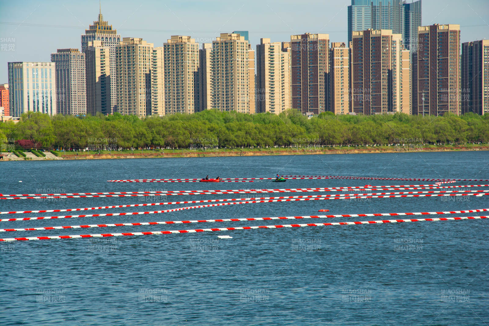 城市湖畔泳道图片