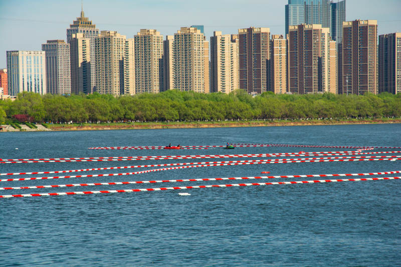 城市湖畔泳道图片