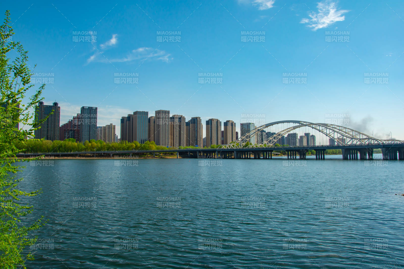 湖畔城市风光图片