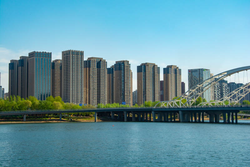 城市天际线与桥图片