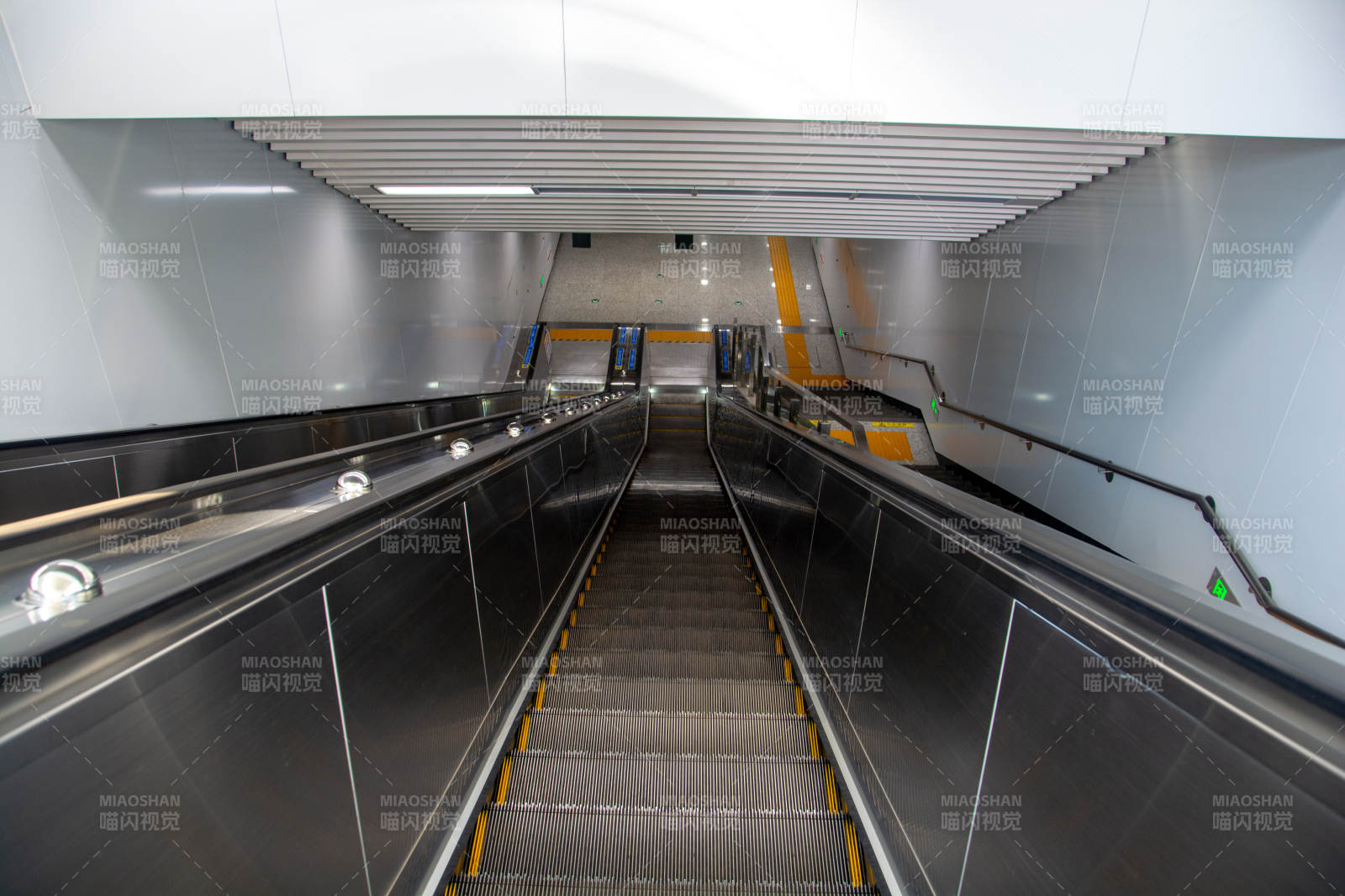 地铁自动扶梯图片
