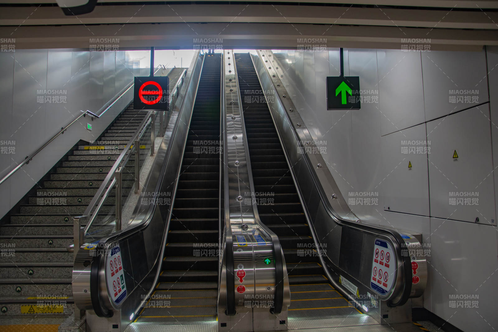 地铁站自动扶梯图片