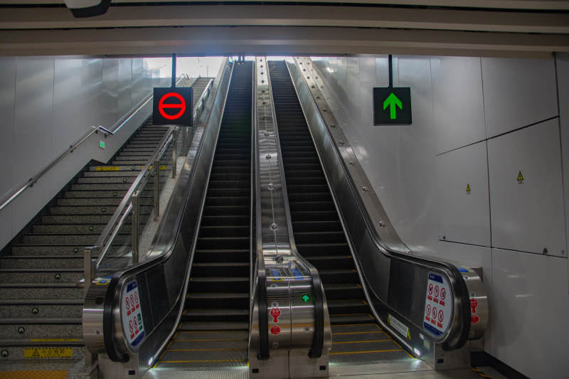 地铁站自动扶梯图片