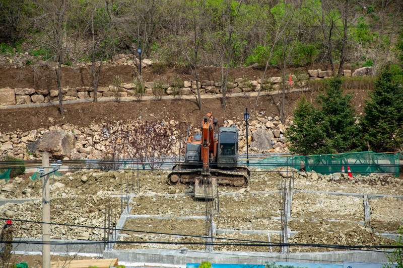 工地挖掘机作业图片