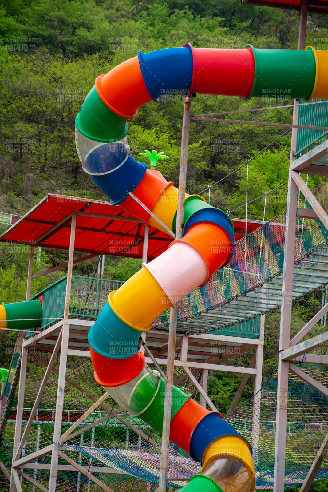 彩色螺旋滑梯图片