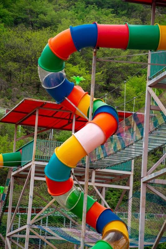 彩色螺旋滑梯图片