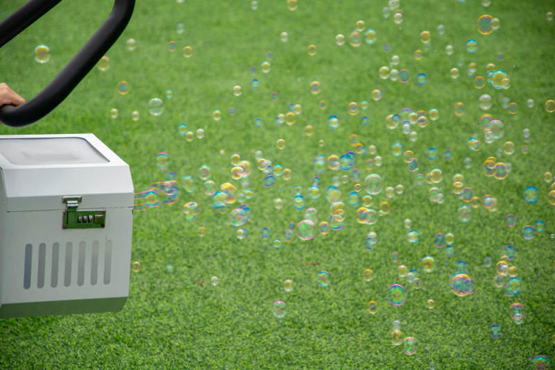 泡泡机吹出彩色泡泡图片