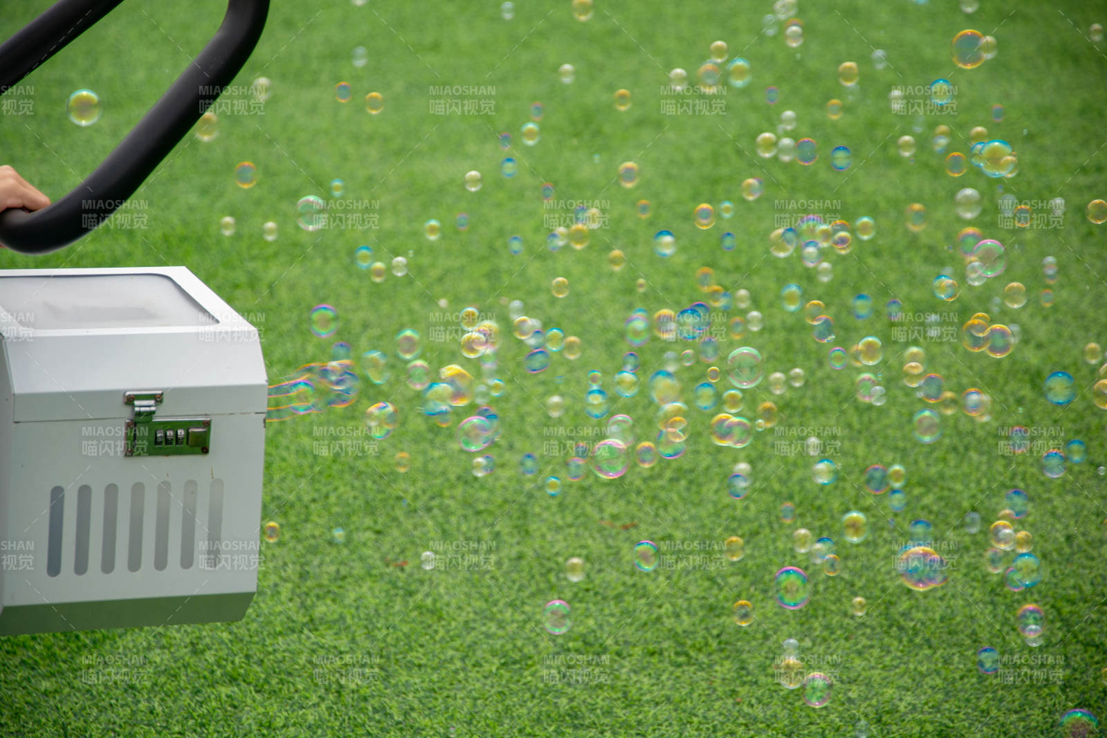 泡泡机吹出彩色泡泡图片