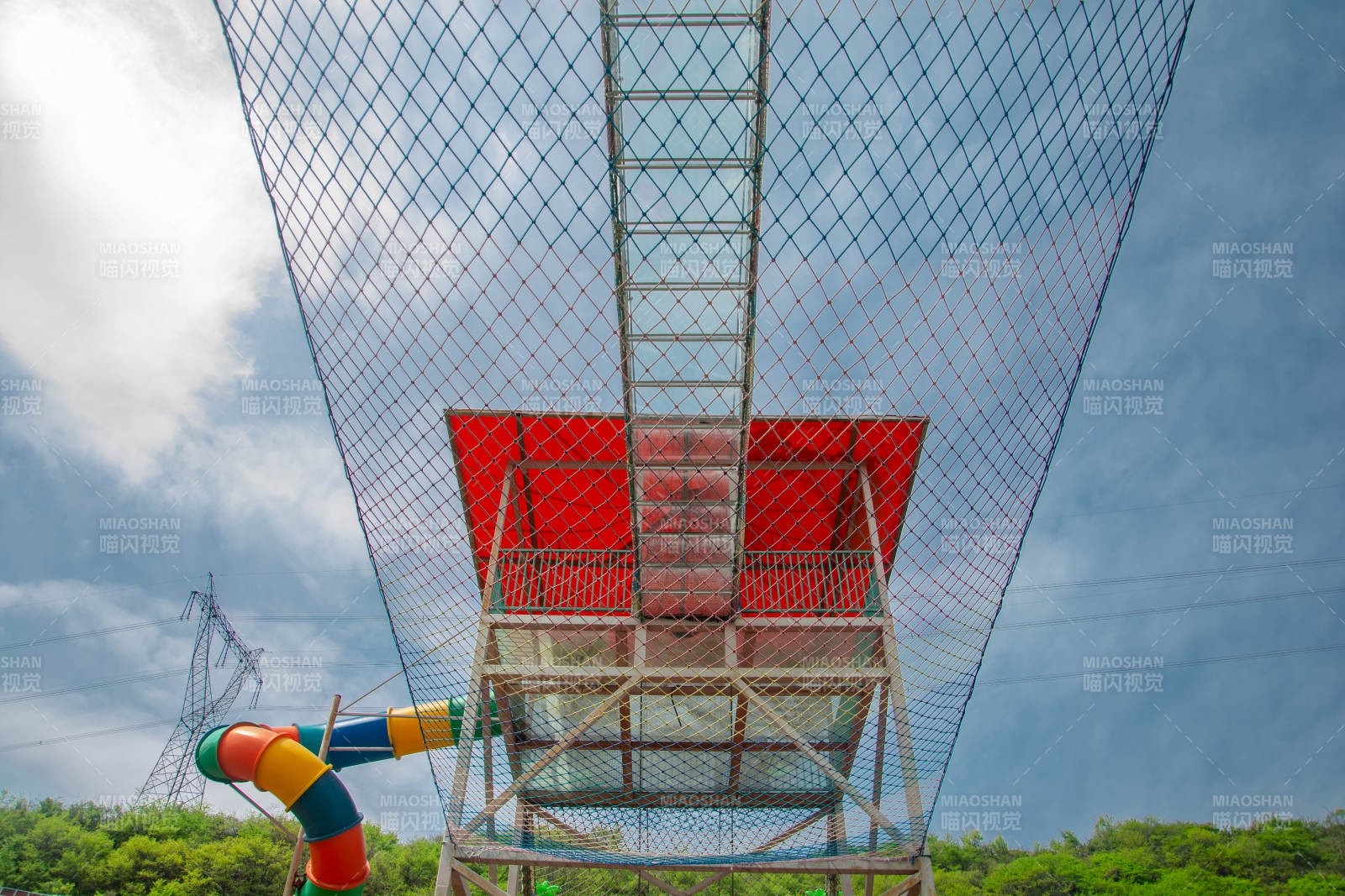 高空滑梯游乐场图片