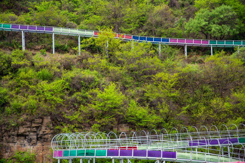 彩色栈道穿山林图片