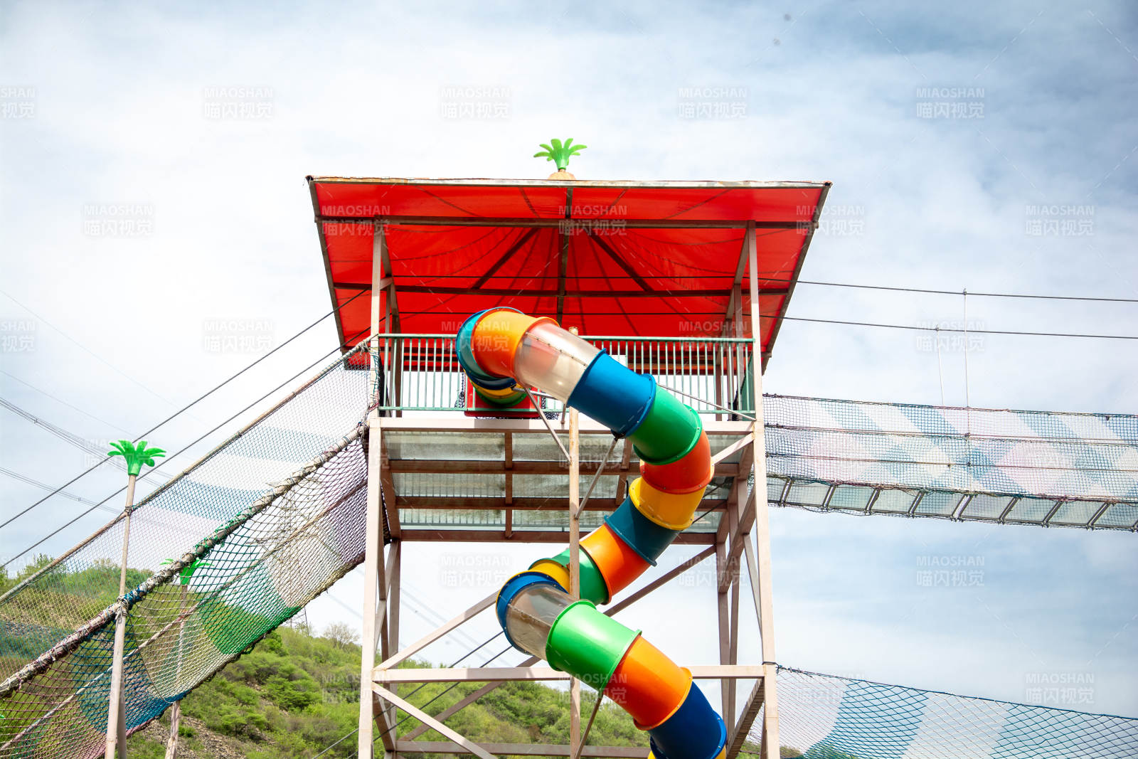 彩色滑梯高塔图片