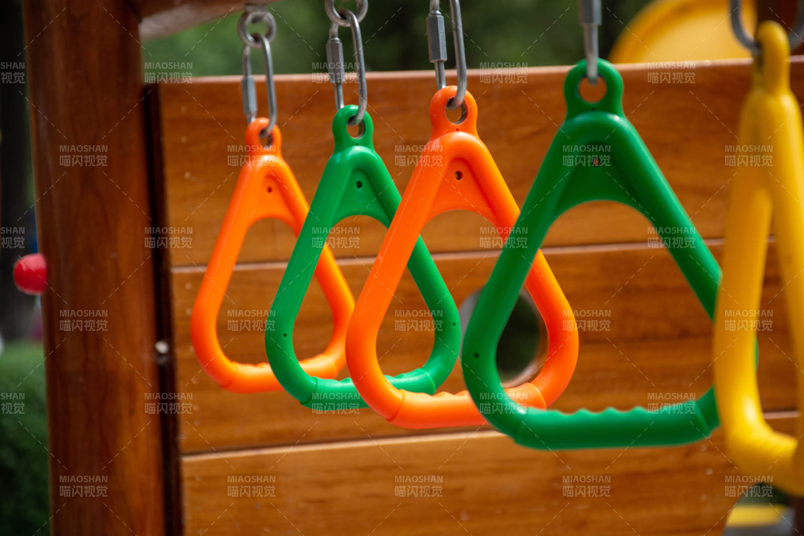 彩色三角环挂架图片