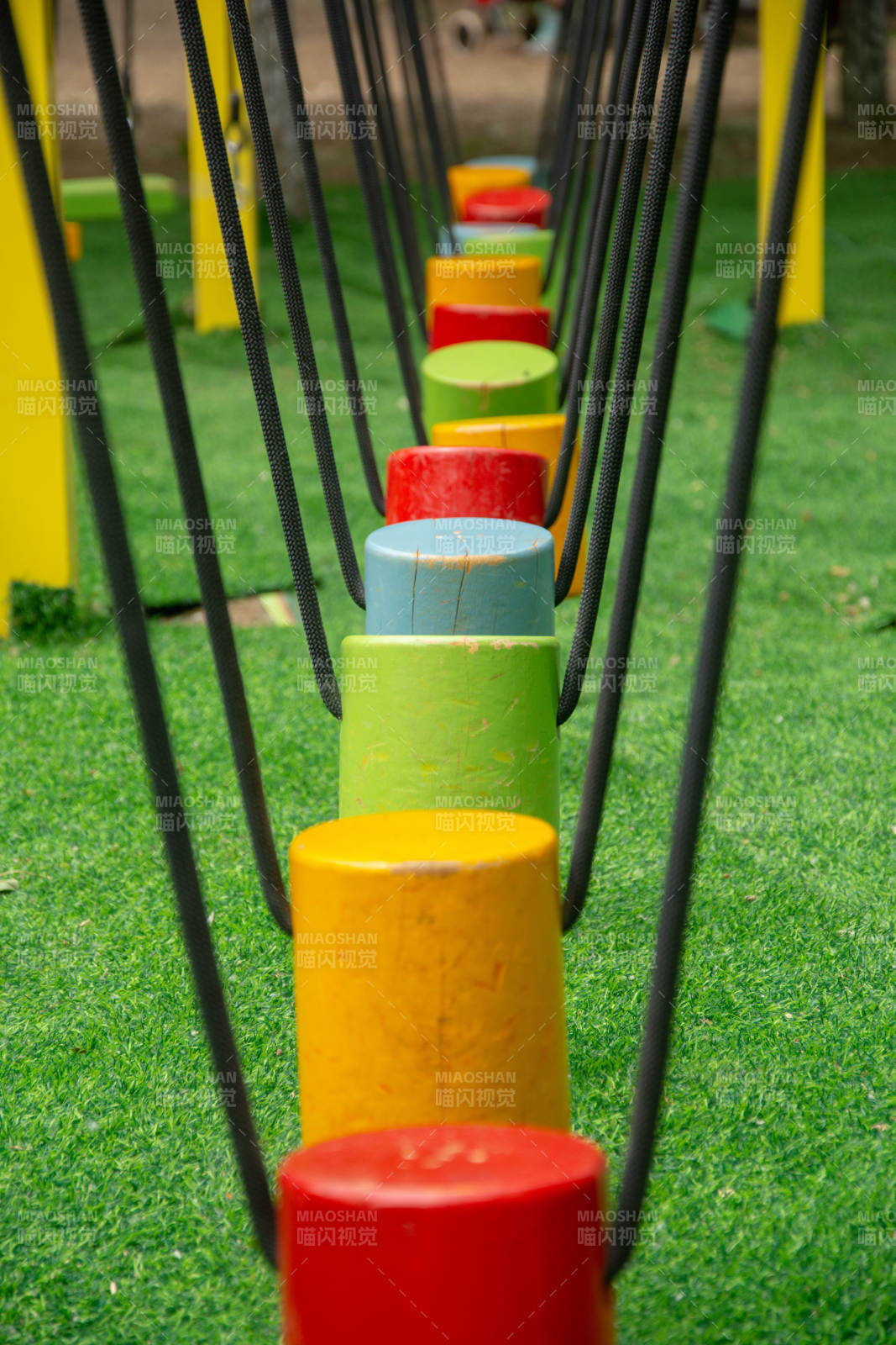 彩色柱子排列有序图片