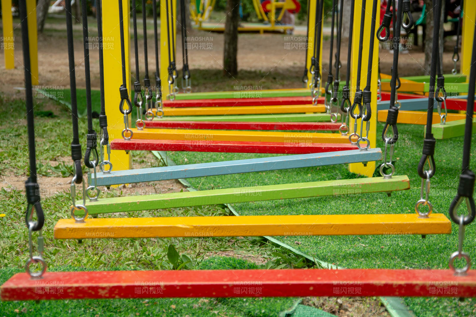 彩色秋千排成行图片