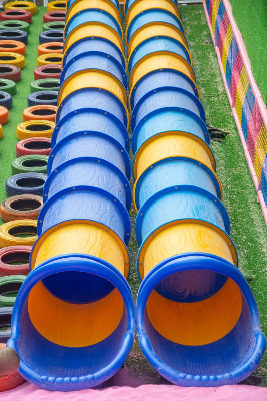 彩色滑梯排列整齐图片